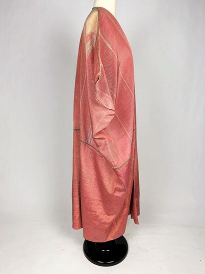Un kaftan en tapisserie de soie saumon dit...