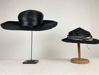 Quatre chapeaux noir de mode pour dame, dont...