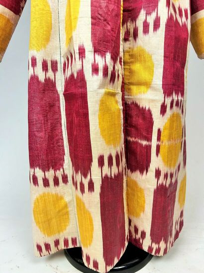 Une robe Chapan en ikat de soie à apprêt...
