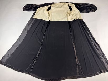 Robe Redingotte longue pour le soir en satin...
