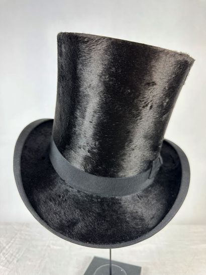 Deux chapeaux haut de forme taupé noir, dont...