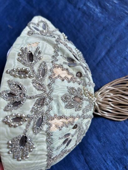 Trois bonnets de cérémonie à clinquants pour...