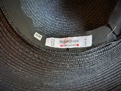 Deux grands chapeaux capeline et deux paires...