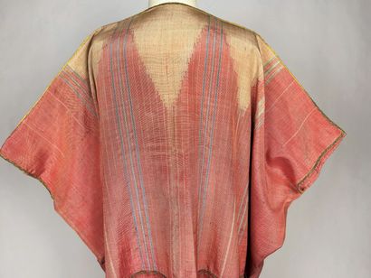 Un kaftan en tapisserie de soie saumon dit...