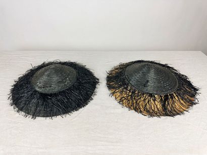 Deux capotes de mode en paille noire pour...