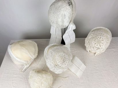 Cinq coiffes de fête en tulle blanc brodé,...