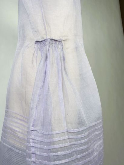 Une robe estivale de forme sac en organza...