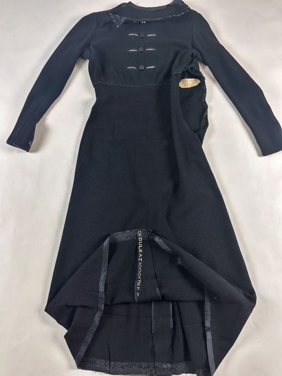 Robe en crêpe de laine noire Haute Couture...