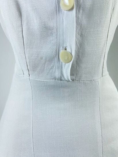 Petite robe en drap de coton blanc pour le...