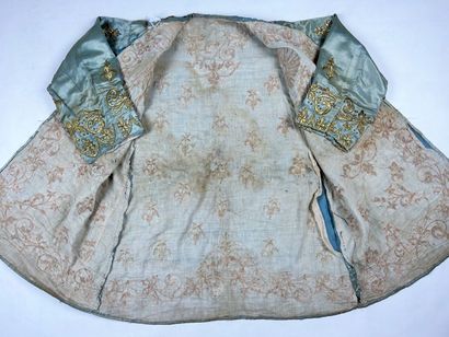 Une robe et un kaftan de cérémonie brodés...