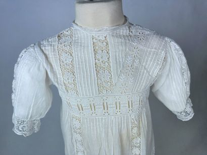 Deux robes de baptême en broderie anglaise...