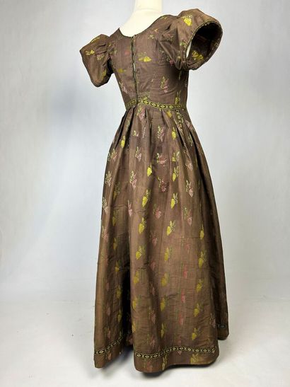 Une robe en taffetas liseré fond marron,...