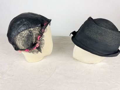 Deux capotes de mode en paille noire pour...
