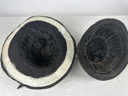 Quatre chapeaux de mode noir en crêpe de...