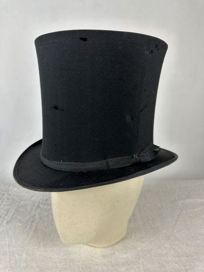 Deux chapeaux haut de forme à tuyau de poële,...