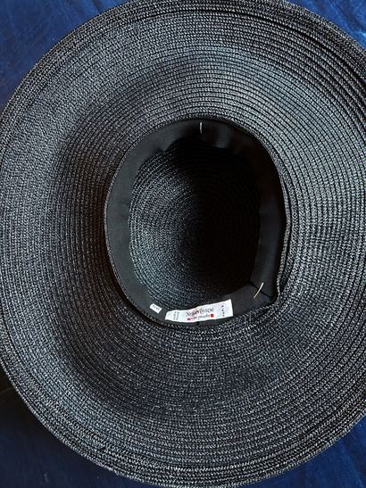 Deux grands chapeaux capeline et deux paires...