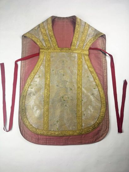 Précieuse chasuble à la romaine en drap d'or...