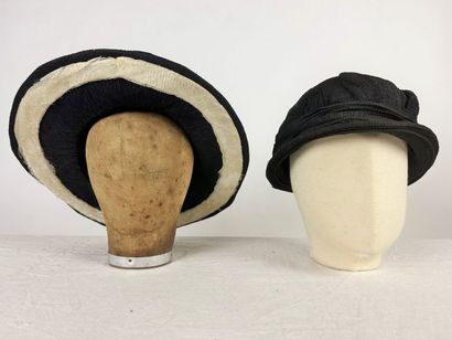 Quatre chapeaux de mode noir en crêpe de...