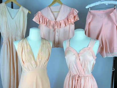 Trois robes longues, déshabillés pour le...