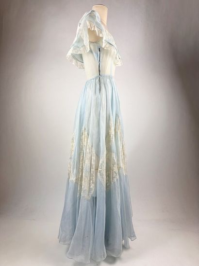 Robe longue estivale en organza bleu-ciel...