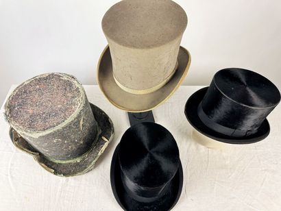 Trois chapeaux haut de forme à bords relevés,...