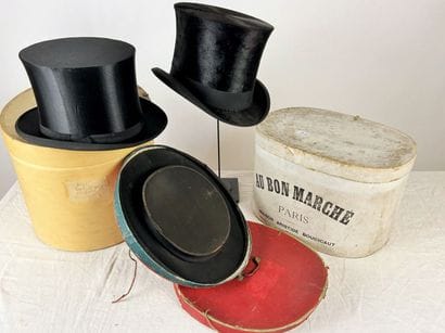 Un chapeau haut de forme taupé noir griffé...