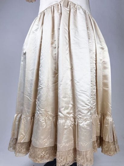 Une robe de style pour la cérémonie en satin...