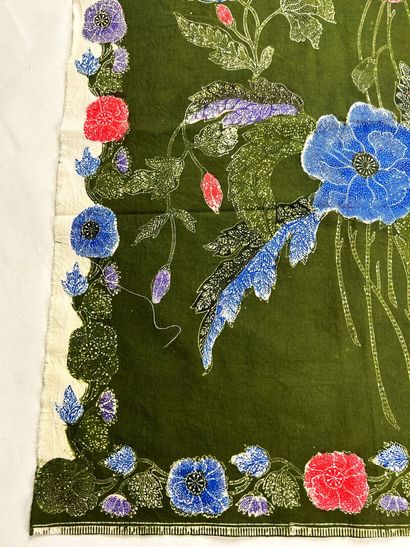 Un panneau de Batik fond blanc à extrémité...