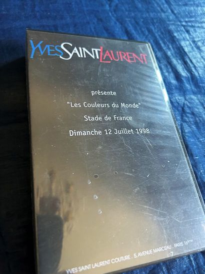 Deux cassettes vidéo et articles de presse...