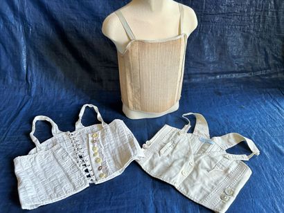 Trois corsets en coutil et coton blanc pour...