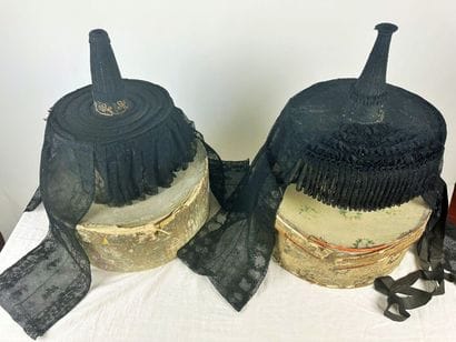 Deux chapeaux Bressans dit Cheminée avec...