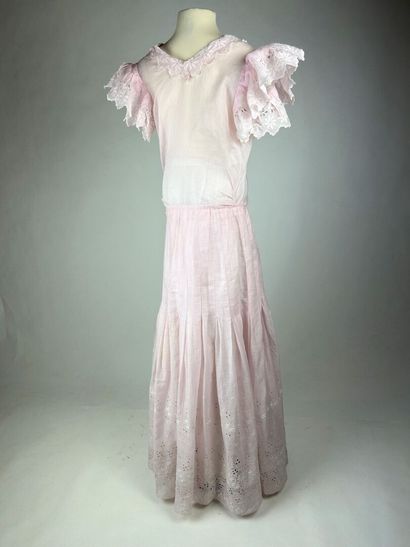 Robe d'été d'une adolescente en organdi rose...