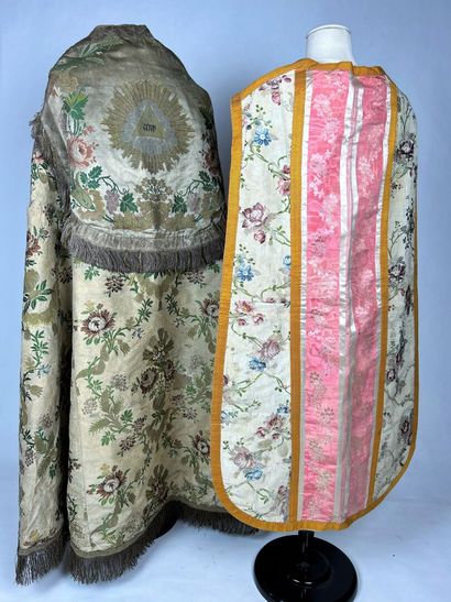 Une chasuble romaine et une châpe pluvial...