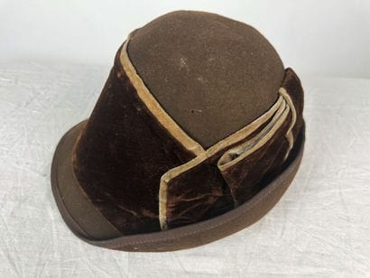 Trois chapeaux de mode pour dame dont une...