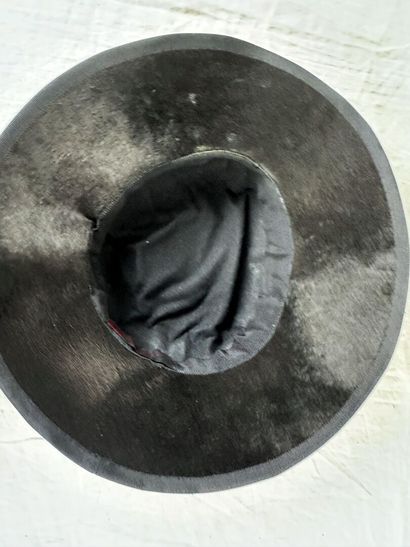 Trois chapeaux de mode en taupe noir peluchée...