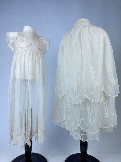 Une robe et cape de cérémonie pour fillette...