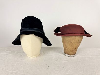 Quatre chapeaux de mode pour dame à petits...