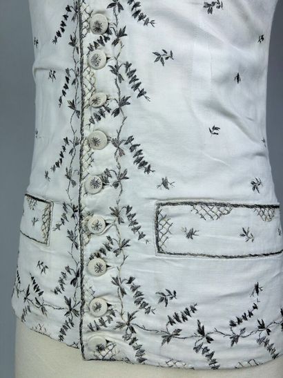 Gilet d'apparat en coton sergé blanc brodé...