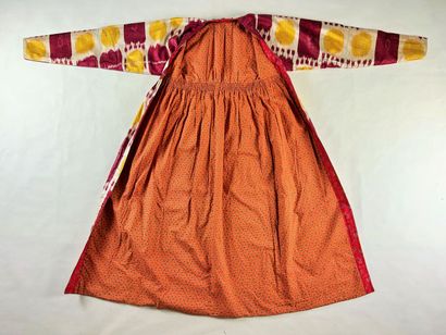 Une robe Chapan en ikat de soie à apprêt...
