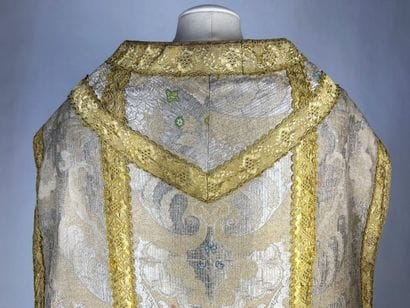 Précieuse chasuble à la romaine en drap d'or...
