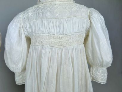 Deux belles robes de baptême à taille haute,...