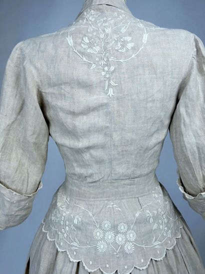 Jupe et blouse en lin écru à broderie blanche,...