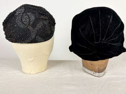 Quatre chapeaux de mode en velours noir pour...