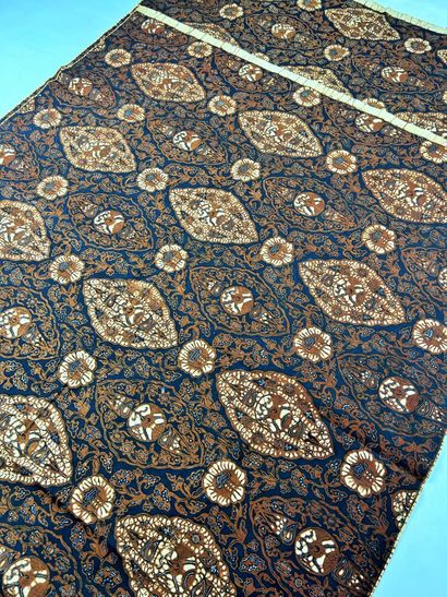 Un grand panneau de Batik fond bleu indigo...