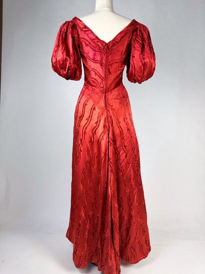 Robe longue pour le soir en satin broché...