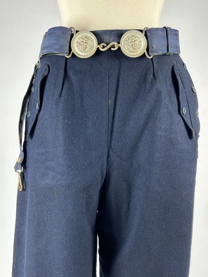 Un pantalon de métier en drap de laine bleu-marine...