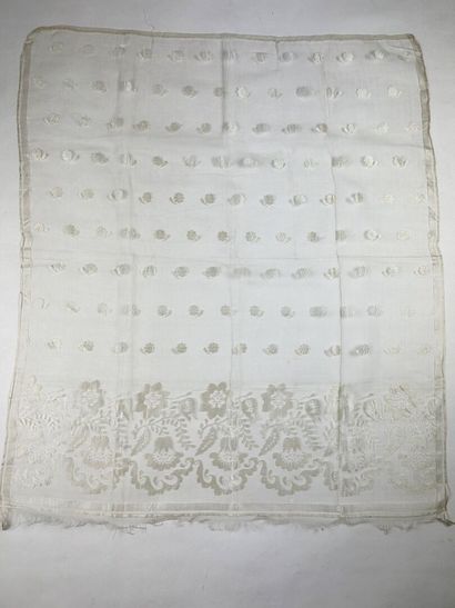 Précieuse étole et tablier en mousseline...