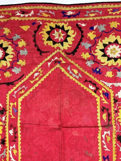 Un tapis de prière en Suzani, broderie polychromes...
