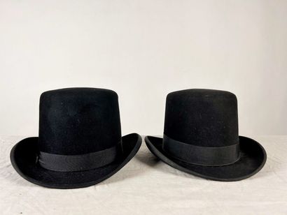 Quatre chapeaux melon en feutre noir, à bords...