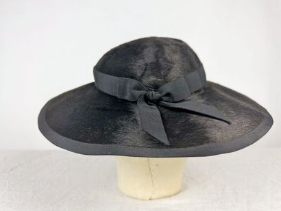 Trois chapeaux de mode en taupe noir peluchée...
